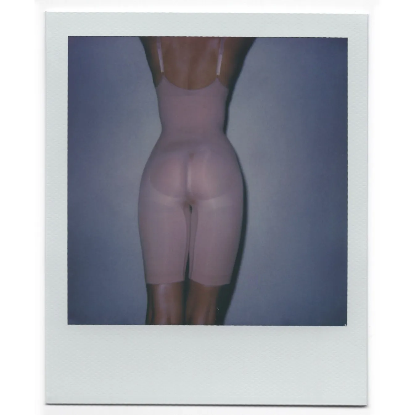 SCULPTING BODYSUIT MID THIGH W. OPEN GUSSET | OCHRE