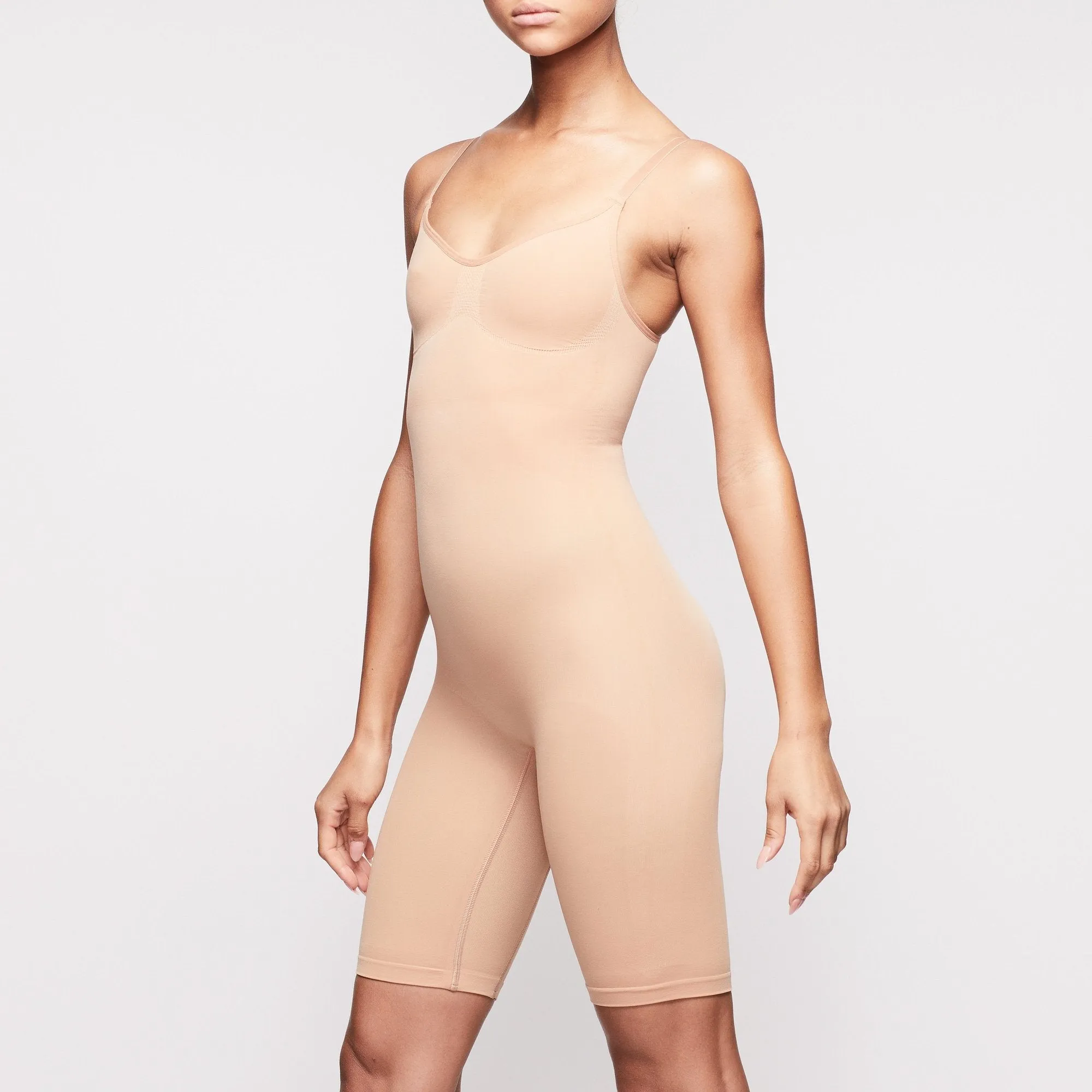 SCULPTING BODYSUIT MID THIGH W. OPEN GUSSET | OCHRE